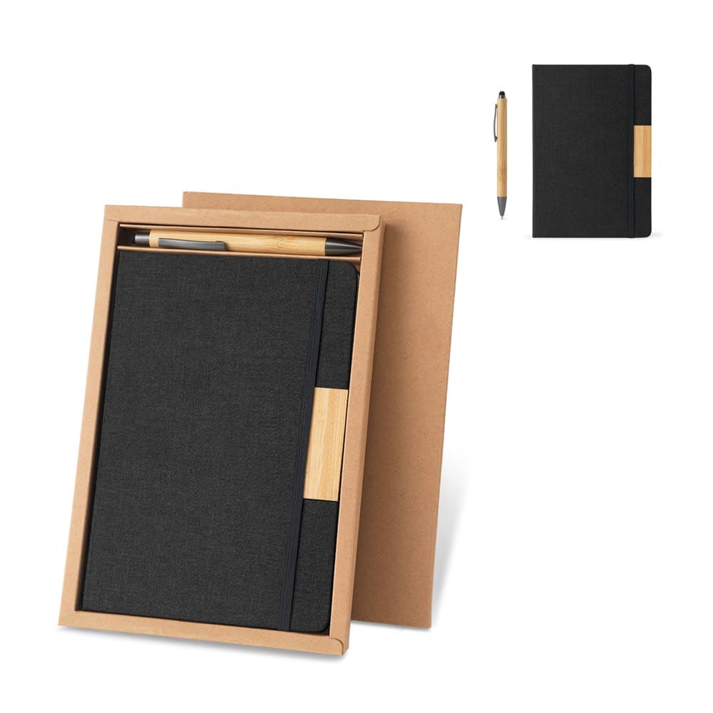 Conjunto composto por um caderno A5 de capa rigida e uma caneta esferografica em bambu
